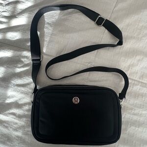 Lululemon black crossbody camera bag 2L